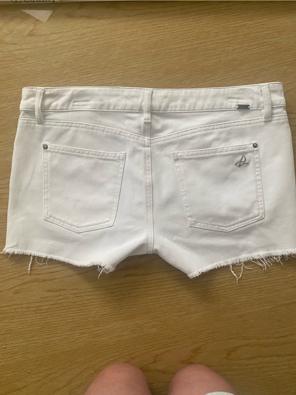DL1961 Lola White Frayed Hem Denim Shorts SIZE 27. A stain callout - Picture 4 of 15